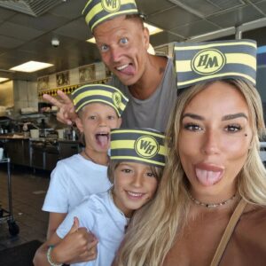 Benjamin Machet Instagram - Nous entamons notre dernière semaine en Floride avant de rentrer en Suisse.

Petit pêle-mêle de ces derniers jours, le centre de la Floride et une partie de l'est...d'Orlando à Fort Lauderdale.

Un road trip avec 2 enfants - petits - n'est vraiment pas de tout repos et on a souvent envie de les laisser au bord de la route 😅 mais on tient bon 💪.

La Floride est une super destination en famille, il y' a pleins de choses à faire, que ce soir pour les petits ou pour les grands PAR CONTRE tout se paie, absolument TOUT.

Et parfois, même plus cher qu'en Europe.

Prévoyez donc un peu de budget...

Je vous fais un débrief concernant les coûts dès que nous sommes rentrés.

D'ici là on profite de notre dernière semaine 🤩

#florida #roadtrip #happy #family #love