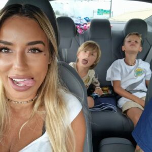 Benjamin Machet Instagram - Nous entamons notre dernière semaine en Floride avant de rentrer en Suisse.

Petit pêle-mêle de ces derniers jours, le centre de la Floride et une partie de l'est...d'Orlando à Fort Lauderdale.

Un road trip avec 2 enfants - petits - n'est vraiment pas de tout repos et on a souvent envie de les laisser au bord de la route 😅 mais on tient bon 💪.

La Floride est une super destination en famille, il y' a pleins de choses à faire, que ce soir pour les petits ou pour les grands PAR CONTRE tout se paie, absolument TOUT.

Et parfois, même plus cher qu'en Europe.

Prévoyez donc un peu de budget...

Je vous fais un débrief concernant les coûts dès que nous sommes rentrés.

D'ici là on profite de notre dernière semaine 🤩

#florida #roadtrip #happy #family #love