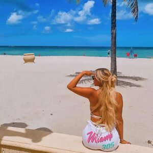 Benjamin Machet Instagram - Nous entamons notre dernière semaine en Floride avant de rentrer en Suisse.

Petit pêle-mêle de ces derniers jours, le centre de la Floride et une partie de l'est...d'Orlando à Fort Lauderdale.

Un road trip avec 2 enfants - petits - n'est vraiment pas de tout repos et on a souvent envie de les laisser au bord de la route 😅 mais on tient bon 💪.

La Floride est une super destination en famille, il y' a pleins de choses à faire, que ce soir pour les petits ou pour les grands PAR CONTRE tout se paie, absolument TOUT.

Et parfois, même plus cher qu'en Europe.

Prévoyez donc un peu de budget...

Je vous fais un débrief concernant les coûts dès que nous sommes rentrés.

D'ici là on profite de notre dernière semaine 🤩

#florida #roadtrip #happy #family #love