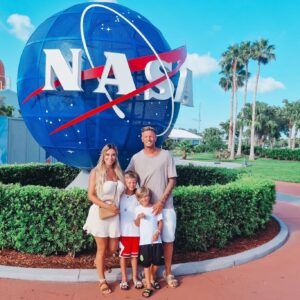 Benjamin Machet Instagram - 🚀 De tout ce que nous avons vu depuis 3 semaines, je crois que le plus impressionnant est définitivement d'avoir visité la NASA 🚀

Visiter le Kennedy Space Center en Floride est un incontournable lors d'un séjour près de Cap Canaveral! C'est ici que la première fusée à été lancée le 24 juillet 1950.

A savoir que Kennedy Space Center n'est pas un parc d’attractions mais le véritable centre de lancement de la NASA (National Aeronautics and Space Administration), comprenant les zones de préparation des navettes et les pas de tir.

Bien que les opérations soient supervisées de Houston,Texas, tous les engins spatiaux sont lancés de cette presqu'île floridienne. C'est en effet un choix stratégique en cas de lancement raté : tout autour, il n'y a que de l'eau.

En connaître d'avantage sur les enjeux de l'espace, l'astronomie et la vie des astronautes... je vous le garantis, c'est la meilleure expérience que l'on ai faite, aussi bien pour les enfants que pour nous!

#nasa
#spacekennedycenter #florida #happy #family