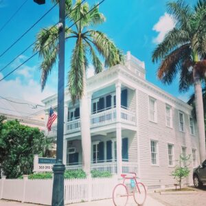 Benjamin Machet Instagram - 🌴 Key West 🌴

Nous avons passé la journée dans cette ville américaine située à l'extrémité occidentale de l'archipel des Keys, en Floride. Elle compte environ 25'000 habitants.

Connue pour être le point extrême du sud des Etats-Unis et le terminal Sud de la Route 1. Située à 207 km au sud-ouest de Miami et à 170 km au nord-ouest de La Havane, elle offre une position stratégique sur le détroit de Floride, à moins de 150 km des côtes cubaines.

Le "Southernmost Point" littéralement "le point le plus au sud" des USA. Installée en 1983, la bouée d'ancre géante de plus de 3 mètres de haut en béton rouge, noire et jaune est censée matérialiser comme son nom l'indique, le point le plus au sud des Etats-Unis.

C'est le 'monument' le plus prisé des touristes qui se rendent dans cette ville.

#keywest #southernmost #florida #cuba #happy #family