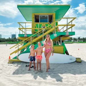Benjamin Machet Instagram - ☀️ Sunshine State ☀️

Voici 4 jours que nous sommes à Miami, entre plage, palmiers, chaleur étouffante, paysages colorés, atmosphère glamour, rythmes latinos et galères.

Notre séjour aurait pu mieux commencer mais nous sommes en famille, en vacances, au soleil... ça pourrait être pire!

On a essayé de nous arnaquer 3 fois, emmené la voiture à la fourrière 2x et $600.- d'amendes plus tard nous sommes toujours heureux d'être ici 🤩

Nous avons silloné les rues de South Beach en long et en large, la plage est magnifique et le sable brûlant. 

Nous sommes partis visiter le quartier de Wynwood, au nord de Miami, niché entre Midtown et le Design District. Connu pour ses nombreuses peintures murales colorées, Wynwood est l'un des quartiers les plus tendance de la ville. Un musée en plein air qui présente des œuvres à grande échelle de certains des artistes de rue les plus célèbres au monde.

C'est sans doute ce qui nous a le plus plu depuis notre arrivée.

Aujourd'hui, nous prenons la route pour les Everglades puis Marathon, dans les keys 🤩

#happy #family #florida #roadtrip #love