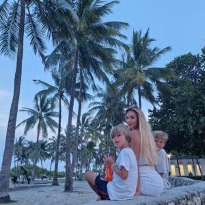 Benjamin Machet Instagram - ☀️ Sunshine State ☀️

Voici 4 jours que nous sommes à Miami, entre plage, palmiers, chaleur étouffante, paysages colorés, atmosphère glamour, rythmes latinos et galères.

Notre séjour aurait pu mieux commencer mais nous sommes en famille, en vacances, au soleil... ça pourrait être pire!

On a essayé de nous arnaquer 3 fois, emmené la voiture à la fourrière 2x et $600.- d'amendes plus tard nous sommes toujours heureux d'être ici 🤩

Nous avons silloné les rues de South Beach en long et en large, la plage est magnifique et le sable brûlant. 

Nous sommes partis visiter le quartier de Wynwood, au nord de Miami, niché entre Midtown et le Design District. Connu pour ses nombreuses peintures murales colorées, Wynwood est l'un des quartiers les plus tendance de la ville. Un musée en plein air qui présente des œuvres à grande échelle de certains des artistes de rue les plus célèbres au monde.

C'est sans doute ce qui nous a le plus plu depuis notre arrivée.

Aujourd'hui, nous prenons la route pour les Everglades puis Marathon, dans les keys 🤩

#happy #family #florida #roadtrip #love