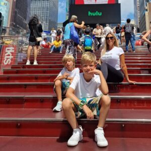 Benjamin Machet Instagram - Nous sommes officiellement de retour des USA après 1 mois de road trip à travers la Floride.

Quelle aventure 😍

Nous voyageons avec nos enfants depuis qu'ils sont nés car nous n'avons jamais souhaité arrêter de parcourir le monde.

Pour finir notre voyage en beauté, nous avons passé la dernière journée de notre voyage à New-York.

De Times Square à Ground Zero, nous avons sillonné les rues de Manhattan.

À chaque voyage avec escale, nous prenons l'avion le plus tôt pour repartir le plus tard possible et profiter de visiter une partie de la ville où nous faisons escale. C'est une super opportunité pour découvrir de nouvelles villes.

Et vous vos bons plans de voyage?

Je vous lis 👀

#happy #family #love #holidays #trip