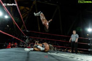 Benjamin Maurice Webb Instagram - @voladorjrcmll logró obtener una espectacular victoria en un intenso duelo ante @trentseven7 durante el evento Uprising 2023 de @revprouk 

#CMLL #LuchaLibre #VoladorJr #RevProUK #RevPro