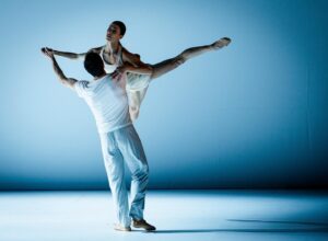 Benjamin Millepied Instagram - #Equilibrio2024 è iniziato con la prima delle tre date di “Closer/On The Other Side” di @benjaminmillepied interpretato dal Corpo di Ballo del Teatro dell’Opera di Roma diretto da @eleonoraabbagnatoofficial, si replica stasera e domani.

© Fondazione Musica per Roma – Musacchio-Fucilla/MUSA