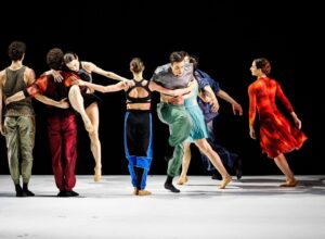 Benjamin Millepied Instagram - #Equilibrio2024 è iniziato con la prima delle tre date di “Closer/On The Other Side” di @benjaminmillepied interpretato dal Corpo di Ballo del Teatro dell’Opera di Roma diretto da @eleonoraabbagnatoofficial, si replica stasera e domani.

© Fondazione Musica per Roma – Musacchio-Fucilla/MUSA