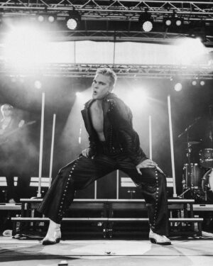 Benjamin Peltonen Instagram - HYVÄÄ PRIDEÄ SEKSIPOMMIT❤️‍🔥💣 Tänään(kin) juhlitaan, tanssitaan, lauletaan, ja näytetään koko maailmalle millaista on olla yhdenvertainen, inhimillinen, rakastavainen ja HOT 🤝 OON NIIN YLPEE TEISTÄ (MEISTÄ)🏳️‍⚧️🏳️‍🌈

Tänään @helsinkipride puistojuhla klo. 16.00 ja jatkot Vanhassa Ylioppilastalossa klo. 23.45 

Kuvat: @nealeksandraphoto