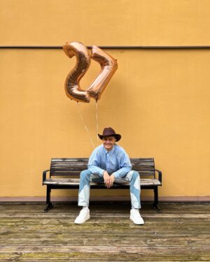 Benjamin Peltonen Instagram - HIP HIP HURRAA, onpas kiva viettää synttäreitä ja saada elää tätä IHANAA elämää! Kiitos kaikista onnitteluista ja kiitos maailman eniten siitä, että ootte mun matkassa mukana❤️ Rokki-ikä alkakoot ja sanotaanko näin, että siitä tulee kaikkien aikojen vuosi!💥 #27 

📸: @emilpeltonen_