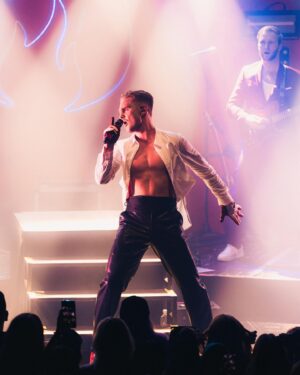 Benjamin Peltonen Instagram - Jos sydämen pakahtumiseen voi kuolla niin mun pitää kohta soittaa 112 😭❤️ En osaa dramaattisemmin ilmaista sitä onnea mitä sain eilen kokea Tavastialla kaikkien teidän upeiden ja tärkeiden ihmisten kanssa. Mä en tuu IKINÄ ottamaan tällaisia hetkiä itsestäänselvyytenä🥹 KIITOS KIITOS KIITOS!!!!! OON NIIN FIILIKSISSÄ HERREGUD❤️❤️ 

Kiitos myös mun maailman taitavin ja upein työryhmä, ootte dream team 💎

Kuvat otti super @tuomasvih