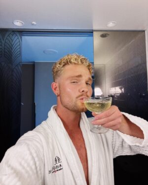 Benjamin Peltonen Instagram - Kuplivaa viikonloppua!! 🤭🥂