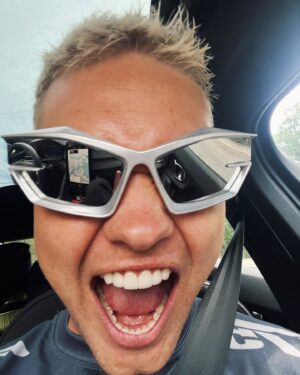 Benjamin Peltonen Instagram - ”Paremmin ku kukaan muu” on radioiden #1 🏆 

10 vuotta siihen meni (!!!) mutta myönnettäkööt, etten oo IKINÄ edes uskaltanut unelmoida tästä. Se, että on radioiden ykkönen koko maassa, on aivan käsittämättömän upea, iso, absurdi ja JÄÄTÄVÄ saavutus. Kiitos radiot, oon maailman onnellisin ja kiitollisin❤️ Kiitos @bessofficial oot superstara ja oon maailman onnellisin siitä, että saan jakaa tän meriitin sun kanssa!!😭 KIITOS PERKELE!!!!

Ps. Mun uus biisi ”Vanha minä vainaa” tuli ulos tänään!!