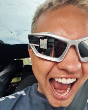Benjamin Peltonen Instagram - ”Paremmin ku kukaan muu” on radioiden #1 🏆 

10 vuotta siihen meni (!!!) mutta myönnettäkööt, etten oo IKINÄ edes uskaltanut unelmoida tästä. Se, että on radioiden ykkönen koko maassa, on aivan käsittämättömän upea, iso, absurdi ja JÄÄTÄVÄ saavutus. Kiitos radiot, oon maailman onnellisin ja kiitollisin❤️ Kiitos @bessofficial oot superstara ja oon maailman onnellisin siitä, että saan jakaa tän meriitin sun kanssa!!😭 KIITOS PERKELE!!!!

Ps. Mun uus biisi ”Vanha minä vainaa” tuli ulos tänään!!