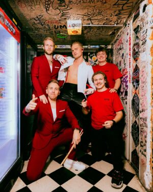 Benjamin Peltonen Instagram - Jos sydämen pakahtumiseen voi kuolla niin mun pitää kohta soittaa 112 😭❤️ En osaa dramaattisemmin ilmaista sitä onnea mitä sain eilen kokea Tavastialla kaikkien teidän upeiden ja tärkeiden ihmisten kanssa. Mä en tuu IKINÄ ottamaan tällaisia hetkiä itsestäänselvyytenä🥹 KIITOS KIITOS KIITOS!!!!! OON NIIN FIILIKSISSÄ HERREGUD❤️❤️ 

Kiitos myös mun maailman taitavin ja upein työryhmä, ootte dream team 💎

Kuvat otti super @tuomasvih