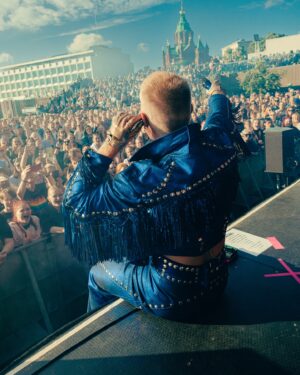 Benjamin Peltonen Instagram - SOLD OUT ALLAS SEAPOOL!!! ❤️‍🔥

Kiitos MILJOONASTI, olitte unelmien täyttymys. Mä en osaa sanoa tällä hetkellä muuta kun että eilinen oli täydellinen ja te ootte niin rakkaita❤️ KIITOS!!

Kuvat by the one and only @lumiilo