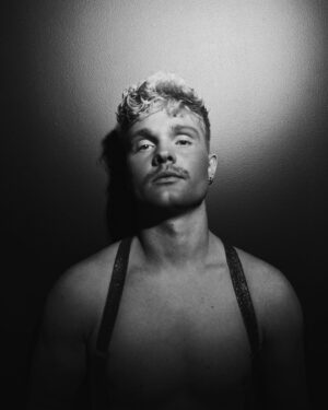 Benjamin Peltonen Instagram - Mä en kaipaa enää uutta exää…💔

Mä kaipaan teitä tän viikon perjantaina TAVASTIALLE ❤️‍🔥 Lippulinkki vielä biossa!