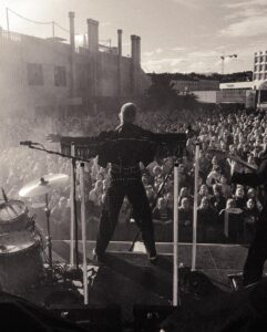 Benjamin Peltonen Instagram - SOLD OUT ALLAS SEAPOOL!!! ❤️‍🔥

Kiitos MILJOONASTI, olitte unelmien täyttymys. Mä en osaa sanoa tällä hetkellä muuta kun että eilinen oli täydellinen ja te ootte niin rakkaita❤️ KIITOS!!

Kuvat by the one and only @lumiilo