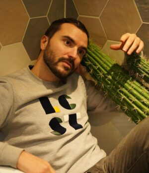 Benjamin Verrecchia Instagram - Posé tranquillement avec Pedro le cactus dans une baignoire. Les vrais savent qu’il est là depuis le début.
Quel est votre meilleur souvenir avec Pedro ?

📷 @paleroux