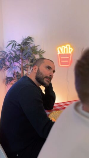 Benjamin Verrecchia Instagram - Le bout de table, cette place maudite. 

📷 @agatho55