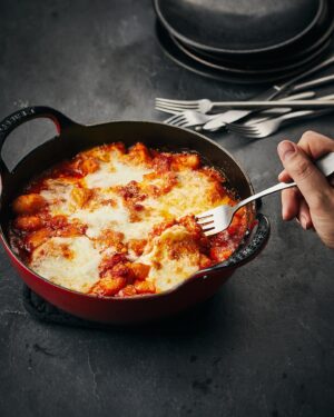 Benjamin Verrecchia Instagram - Mon livre Kiff Food a reçu le prix Nobel du Kiff 🥇. Des recettes qui vous mettent en PLS : plaisir, lévitation, septième ciel.
Votre recette préférée le cartel ?

Lien en bio pour commander le bonheur.