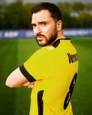 Benjamin Verrecchia Instagram - Vignette Panini collector du célèbre milieu offensif Verrecchia. 2 sélections. 0 frappes. 0 passes décisives. 0 cardio. 
Dans quel club professionnel souhaitez vous le voir la saison prochaine ?

📸 @paleroux