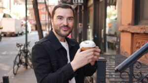 Benjamin Verrecchia Instagram - New York. 17h28. En pleine enquête une envie me grimpe aux tripes : un donuts de la taille d’une cuisse, doux et moelleux comme un baiser sous la pluie.
Je m’offre ce break succulent mérité, l’assassinat de la jeune Jenny Santoro attendra. Foutue ville.

📸 l’américain @mathieumonconduit