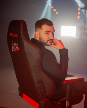 Benjamin Verrecchia Instagram - Une blague c’est un moment suspendu où l’humour et la joie se marient.

The Voice Blague, le show.
📸 @agatho55