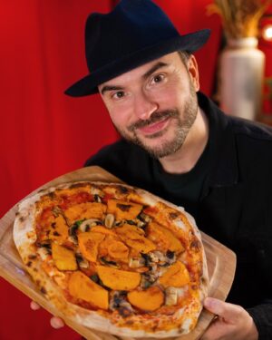 Benjamin Verrecchia Instagram - Je suis amoureux. Comme vous le voyez, je vis une passion avec cette pizza au potimarron, champignons, base tomate et mozzarella. C’est simple, sain et moelleux.
Comme l’amour, le potimarron apporte saveur et gourmandise.

Fracasser une bonne pizza c’est dire oui à la vie.

Votre légume préféré sur une pizza ?
@lesfruitsetlegumesfrais #lifeisbetter #enjoyitsfromeurope