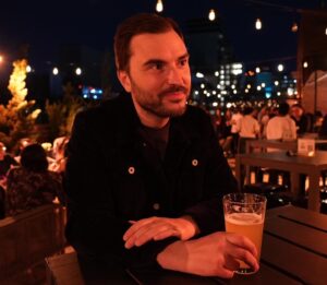 Benjamin Verrecchia Instagram - Après une dure journée, lorsque j’ai été à mon cours de boxe, travaillé à mon association de préservation de la planète, donné un cours de piano, écrit mon roman,  inventé une recette, et sauvé une vie, j’aime me poser le soir, boire un coup, et me dire que j’ai peut être été utile aujourd’hui…

Et vous, vous faites quoi après avoir aidé le monde ?

📷 @mathieumonconduit