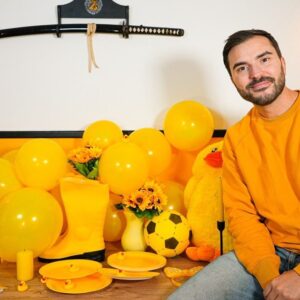 Benjamin Verrecchia Instagram - Bonjour ! Avec mon ami Pickouic, mon pote peluche, on a caché une banane dans le décor ! On est vraiment maboules 🤣🤭
Si tu découvres la banane cachée (sans spoil en commentaire ;) écrit « Pickouic cote de fer » (oui il est fan de Vikings).
Les gagnants auront une place au Valhalla et Pickouic sera le plus heureux du monde !

Le jeu du cache-banane est un ancien jeu Viking, « Strombi bankkerson » en vieux norrois. Des bananes vieilles de 1000 ans retrouvées au Danemark témoignent de ce jeu légendaire.

Erik le rouge décrivait lui-même la banane comme « ce fruit jaune que l’on peut emmener partout, le fruit des explorateurs »

#enjoyitsfromeurope #lifeisbetter #banane @labanane.info