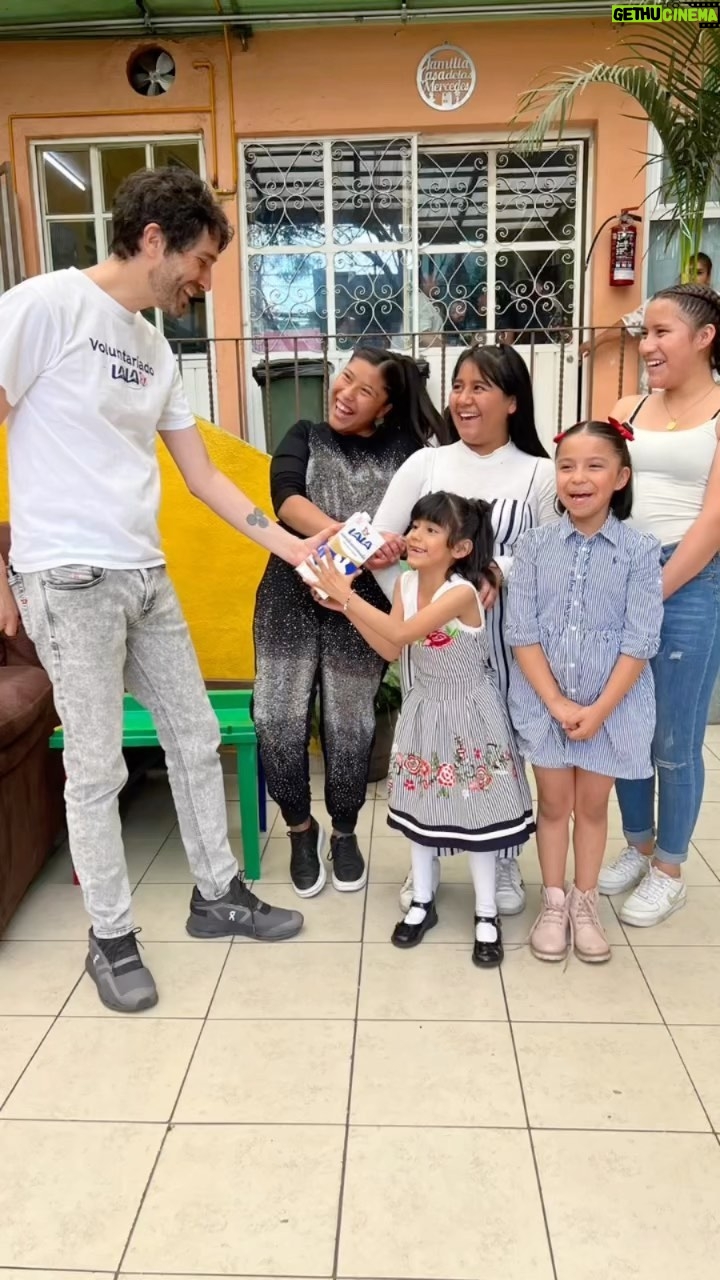 Benny Ibarra - 1.7K Likes - ¿Recuerdan que nos ayudaron a compartir un vaso de leche? Pues los vasos siguen llegando. Casa de la Mercedes IAP, quien brinda un servicio integral a niñas en condiciones de riesgo social, nos recibió para compartir muchas sonrisas. #UnVasoLalaParaCompartir
Para conocer más sobre esta labor ingresa a: https://www.fundacionlala.org.mx/