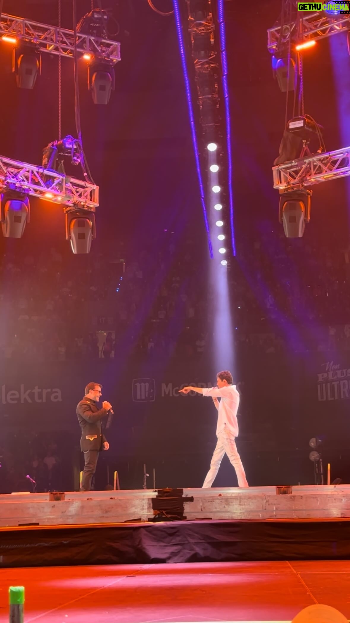Benny Ibarra - 31.8K Likes - ¿Qué es esto que estamos viviendo? 😍🤩 @bennyibarra y @capetillo_eduardo juntos en el escenario 🙌🏻 ¡Esta noche no deja de sorprendernos! 🌟👏🏻
