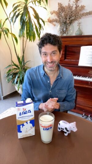 Benny Ibarra Instagram - Con #UnVasoLalaParaCompartir se hace una gran diferencia para la nutrición de los niñ@s que más lo necesitan. Muy pronto te compartiré a donde más estarán llegando estos vasos de leche. @LalaMexico  @FundaciónLala