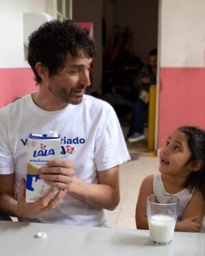 Benny Ibarra Instagram - Estuvimos en 11 estados de la República Mexicana entregando  a niños y niñas,. ¡Gracias a ti #UnVasoLalaParaCompartir de @LalaMexico y @FundacionLala continuará por un año más! 🥛💙
