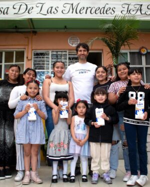Benny Ibarra Instagram - Estuvimos en 11 estados de la República Mexicana entregando  a niños y niñas,. ¡Gracias a ti #UnVasoLalaParaCompartir de @LalaMexico y @FundacionLala continuará por un año más! 🥛💙