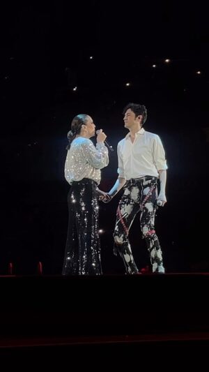 Benny Ibarra Instagram - ¡Qué felicidad tener a @bennyibarra de vuelta en esta fiesta! 💃🌟
 
Y tremenda colaboración que se armó con @angelicavaleoriginal.🔥😮‍💨
 
#90sPopTour20Arenas #ViveLosNoventas
