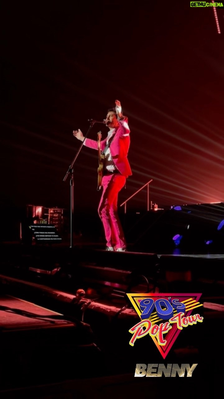 Benny Ibarra - 2.9K Likes - ✨ Llueve luz de repente… porque @bennyibarra llega al escenario de la fiesta más grande de América. 🥳
🙌🏼 ¡Buenas noches Irving! 🇺🇸 #90sPopTourUSA #ViveLosNoventas