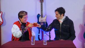 Benny Ibarra Instagram - Mi nombre es Benny, buena onda tengo yo!!! 🎙✨️🕺

Bandita hermosa!! Generación Timbiriche ♥️💙 Mi banda Ochentera 🔥🤟🏻 un fuerte aplauso para @bennyibarra o mejor dicho Danny Seco? 🤔... No importa!! 😂 Este gran personajazo nos acompañó en este grandioso episodio en el que reímos, cantamos y contamos anécdotas súper padres!! 🙌🏻🎸✨️ Todo acompañado de una rica chelita 🍻✨️... Bandita hermosa, no se pierdan este gran Episodio en La Chelería Oficial por  Youtube 🔴 &  Spotify 🟢...

Todos a bailar banditaaa!! ✨️🔥🙌🏻 

Salucita 🍻

#lacheleriaoficial #bennyibarra #timbiriche #vaselina #mexico #cdmx #ciudaddemexico #hechoenmexico #trending #trend #viral #love #dannyseco #vaselinatimbiriche #trolls #trolls3 #sing #despero #podcasting #podcastlife #podcaster #podcast #80s #estudioonceonce #4t #independencia #16deseptiembre