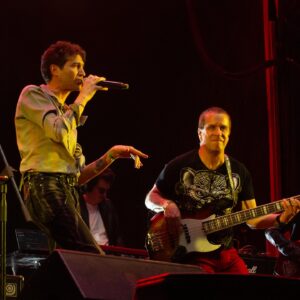 Benny Ibarra Instagram - A una semana del evento se me sigue poniendo la piel chinita al recordar esta canción junto a @bennyibarra 

📷 @yessmlk 

#rock #rockmexicano #rockenespañol #rockentuidioma