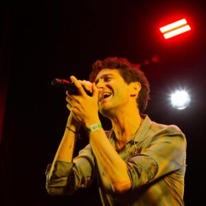 Benny Ibarra Instagram - A una semana del evento se me sigue poniendo la piel chinita al recordar esta canción junto a @bennyibarra 

📷 @yessmlk 

#rock #rockmexicano #rockenespañol #rockentuidioma