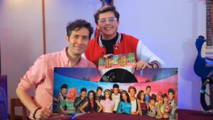 Benny Ibarra Instagram - Mi nombre es Benny, buena onda tengo yo!!! 🎙✨️🕺

Bandita hermosa!! Generación Timbiriche ♥️💙 Mi banda Ochentera 🔥🤟🏻 un fuerte aplauso para @bennyibarra o mejor dicho Danny Seco? 🤔... No importa!! 😂 Este gran personajazo nos acompañó en este grandioso episodio en el que reímos, cantamos y contamos anécdotas súper padres!! 🙌🏻🎸✨️ Todo acompañado de una rica chelita 🍻✨️... Bandita hermosa, no se pierdan este gran Episodio en La Chelería Oficial por  Youtube 🔴 &  Spotify 🟢...

Todos a bailar banditaaa!! ✨️🔥🙌🏻 

Salucita 🍻

#lacheleriaoficial #bennyibarra #timbiriche #vaselina #mexico #cdmx #ciudaddemexico #hechoenmexico #trending #trend #viral #love #dannyseco #vaselinatimbiriche #trolls #trolls3 #sing #despero #podcasting #podcastlife #podcaster #podcast #80s #estudioonceonce #4t #independencia #16deseptiembre