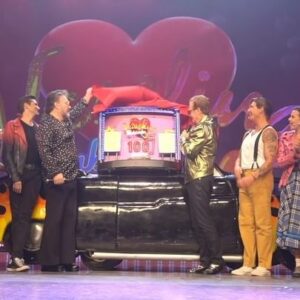 Benny Ibarra Instagram - Hoy celebramos las 100 representaciones de Vaselina con nuestros padrinos de lujo, @emmanueloficial y @oficialmijares . ¡Gracias a todos los que nos acompañaron en este increíble viaje! ¡Que viva Vaselina! 🎉✨ #Vaselina #100Representaciones #emanuelymijares