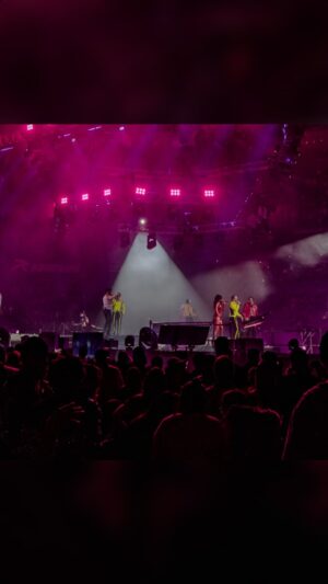Benny Ibarra Instagram - LA VIDA ES MEJOR CANTANDO y hoy queremos ver a toda la @arenacdmx cantar junto con @bennyibarra y reventar este lugar con mucho orgullo. 🏳️‍🌈🫶🏼

¿Cómo la están pasando noventeros?🎉💜