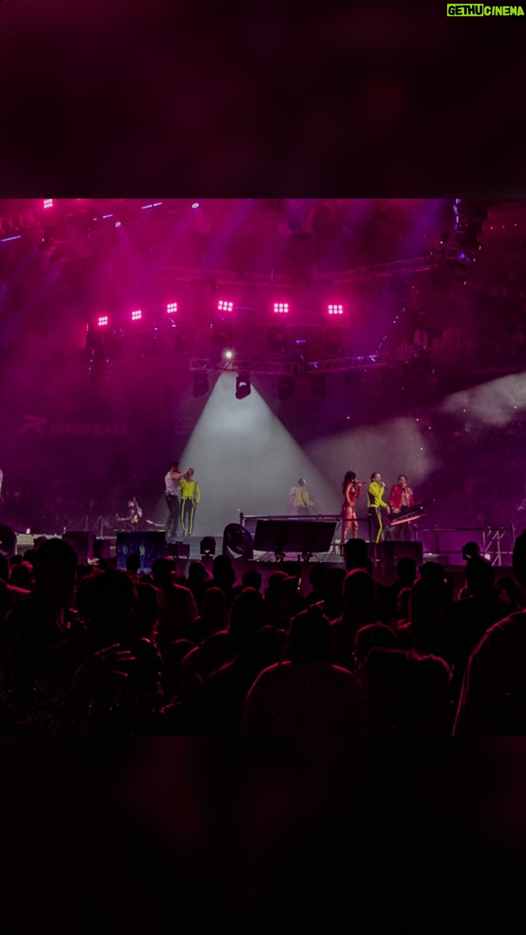 Benny Ibarra - 3.5K Likes - LA VIDA ES MEJOR CANTANDO y hoy queremos ver a toda la @arenacdmx cantar junto con @bennyibarra y reventar este lugar con mucho orgullo. 🏳️🌈🫶🏼
¿Cómo la están pasando noventeros?🎉💜