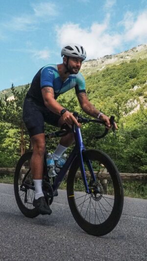 Benoît Assadi Instagram - ✔️ Bike check-in avec @benoit.assadi qui participe à son premier IRONMAN 70.3 à Nice ☀️ 🌴 🚲

#ironmantri #imfrance #nice #checkin #anythingispossible #triathlon #triathlete #focus #triathlonmotivation