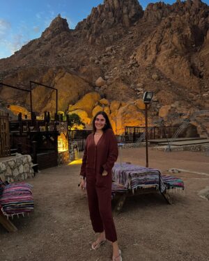 Benoît Assadi Instagram - Ce soir c’était dîner bédouin dans le désert 🌵🐫 

Est ce que vous me croyez si je vous dis que c’est vraiment Juliann qui a prit cette photo de Benoit et moi ?! C’est incroyable, le cadrage est même parfait 😍

Ps: 🫶🏻 sur la dernière photo 🥹