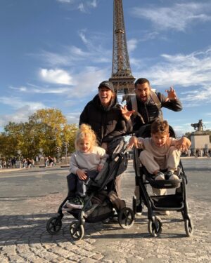 Benoît Assadi Instagram - On a voulu faire une photo de famille à côté de la Tour Eiffel.. mais on a pas compris le principe je crois car on s’est mis DEVANT la Tour Eiffel 🫠🤣