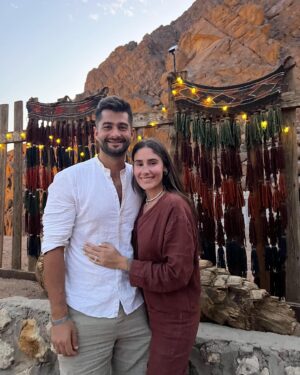 Benoît Assadi Instagram - Ce soir c’était dîner bédouin dans le désert 🌵🐫 

Est ce que vous me croyez si je vous dis que c’est vraiment Juliann qui a prit cette photo de Benoit et moi ?! C’est incroyable, le cadrage est même parfait 😍

Ps: 🫶🏻 sur la dernière photo 🥹