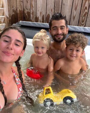 Benoît Assadi Instagram - 2021 - 2022 - 2023 toujours au même endroit 👨‍👩‍👦‍👦☀️