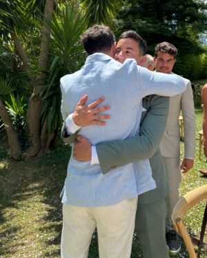 Benoît Douady Instagram - Vive les mariés ✨💐

Quand tu maris ton pote d’enfance, ton frère!🤍
Des moments inoubliables avec vous les amis  @jjerem805 @juliegay____ 🤩